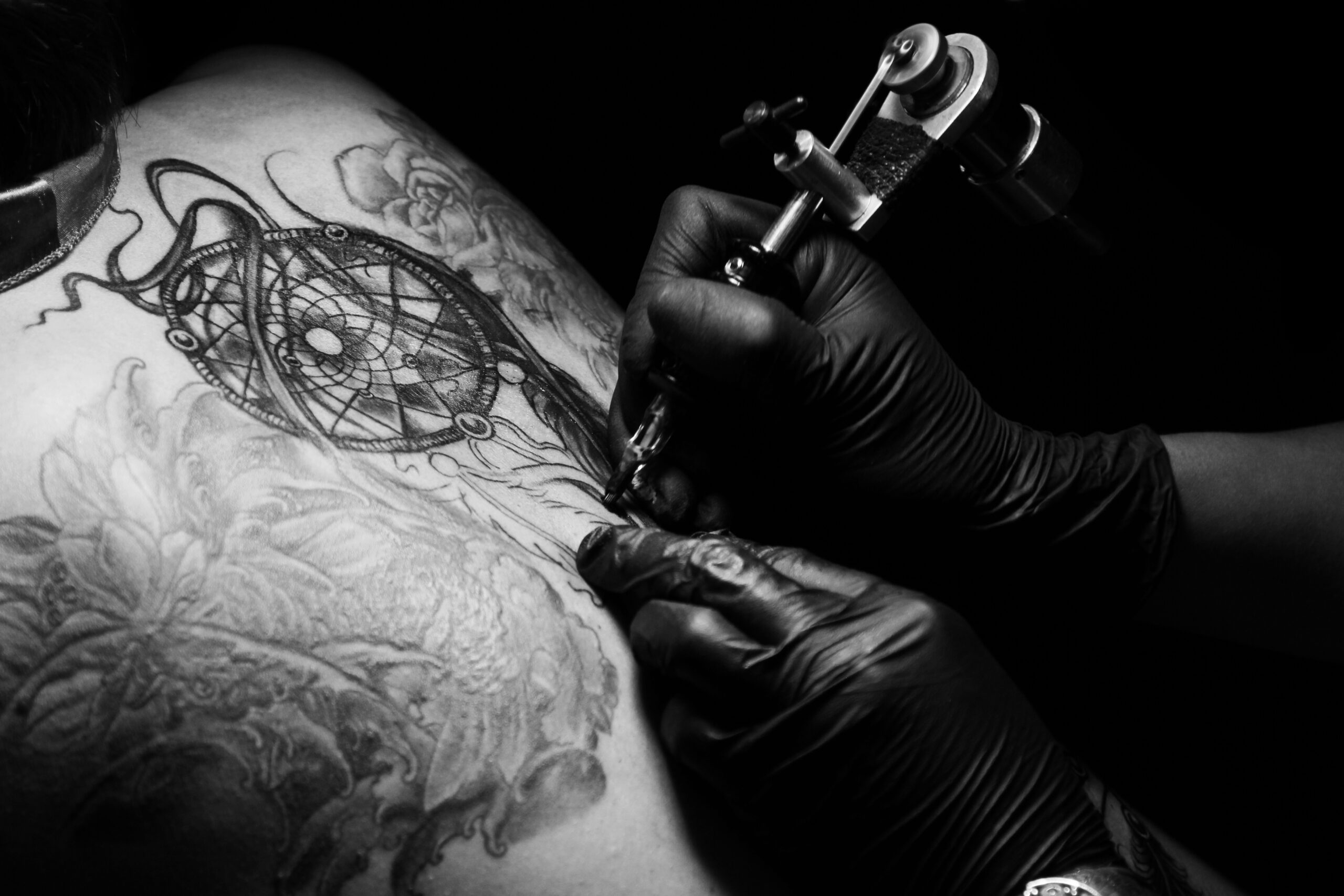 Tattooist,Making,By,Professional,Artist,Is,Tattooing,Body,Sexy,Woman